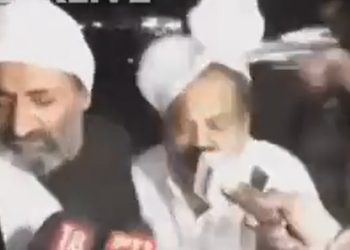 Veja: pistoleiros se disfarçam de jornalistas para matar ex-político e irmão na Índia