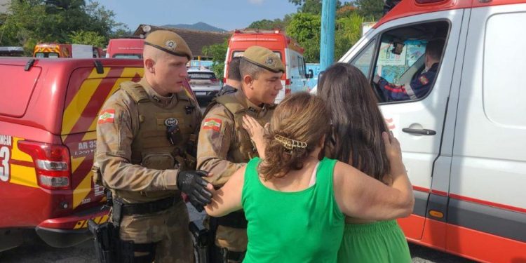 Vítimas têm até 7 anos de idade e foram atacadas após o assassino pular o muro