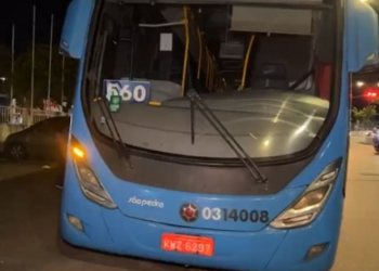 Deu ruim! Passageiros imobilizam assaltante do 560 e metem a porrada até a PM chegar