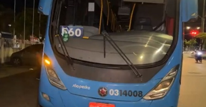 Deu ruim! Passageiros imobilizam assaltante do 560 e metem a porrada até a PM chegar