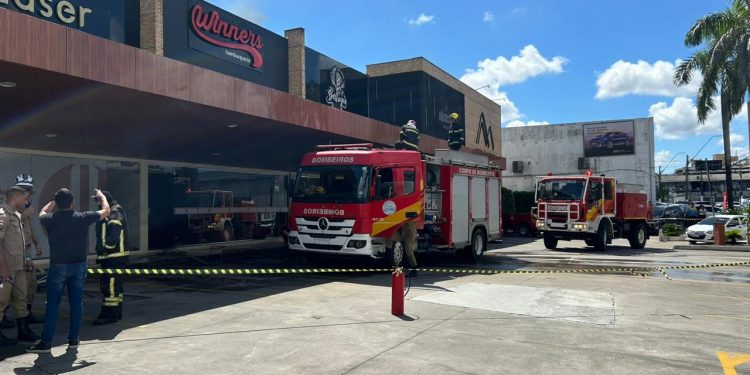 Incêndio causa risco de explosão em hamburgueria