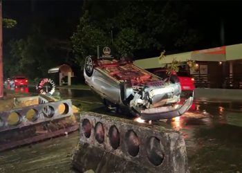 Condutor perde controle de veículo na pista molhada e capota