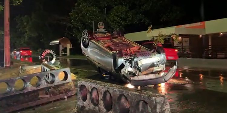 Condutor perde controle de veículo na pista molhada e capota