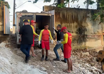 Jovem tenta atravessar lago nadando e morre afogado