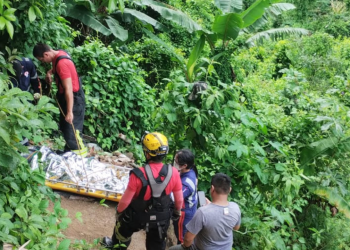 Homem cai de barranco de 15 m de altura na zona Leste