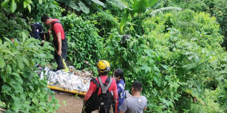 Homem cai de barranco de 15 m de altura na zona Leste