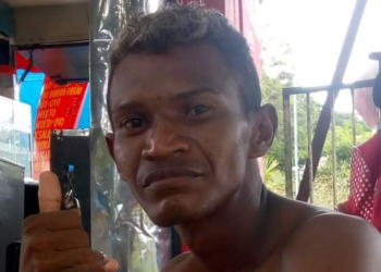 Jacaré é flagrado na Ponta Negra; animal estava machucado