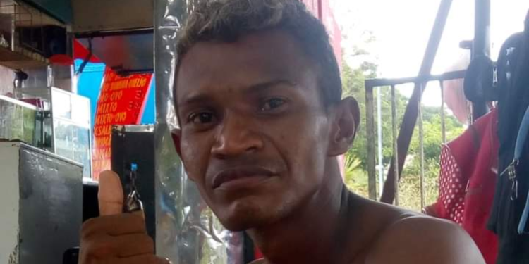 Jacaré é flagrado na Ponta Negra; animal estava machucado