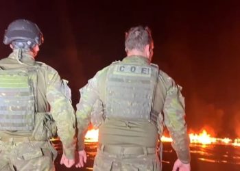 Traficantes armados de fuzil atiram na polícia no meio do Solimões e embarcação pega fogo