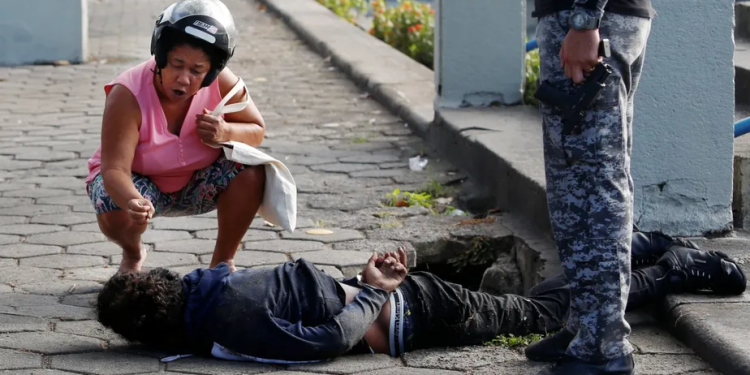 Avó dá bronca no neto preso por trocar tiros com a polícia: “Sai dessa vida Jhonatan”