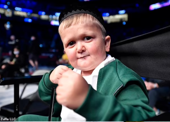 Garoto improvisa sobrinha para melhor amigo se proteger do sol escaldante
