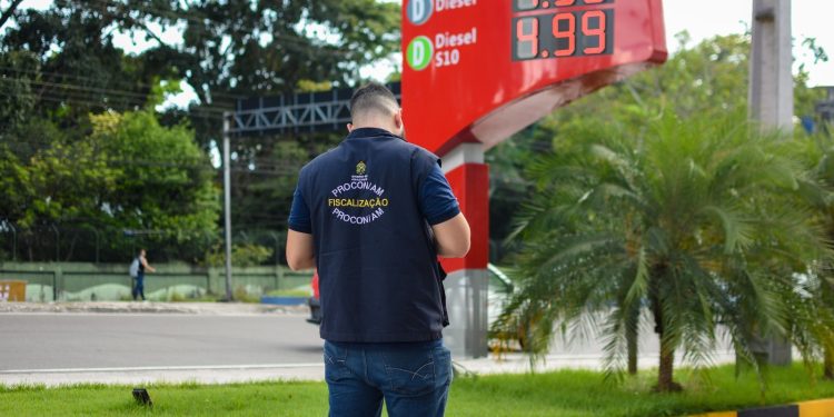 Procon fiscaliza preços exorbitantes dos combustíveis em Manaus