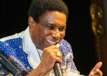 Neguinho da Beija-Flor canta na Casa de Praia Zezinho Corrêa neste domingo