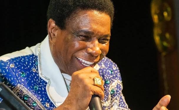 Neguinho da Beija-Flor canta na Casa de Praia Zezinho Corrêa neste domingo