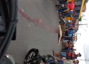 Motorista de caminhão mata entregador de gás ao fazer manobra proibida; veja vídeo