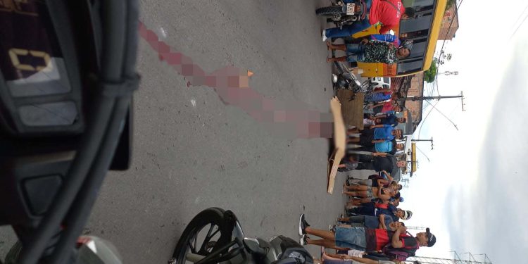 Motorista de caminhão mata entregador de gás ao fazer manobra proibida; veja vídeo