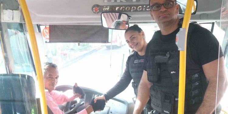 Polícia deflagra operação em terminais do ônibus e comércios em Manaus