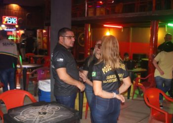 Dono de bar acaba preso após tentar impedir fiscalização de entrar em estabelecimento