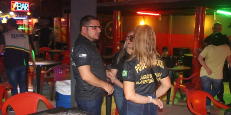 Dono de bar acaba preso após tentar impedir fiscalização de entrar em estabelecimento