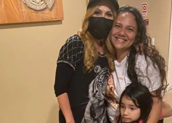 Fã da Compensa que vendeu geladeira para ir ao show da Joelma a conhece pessoalmente