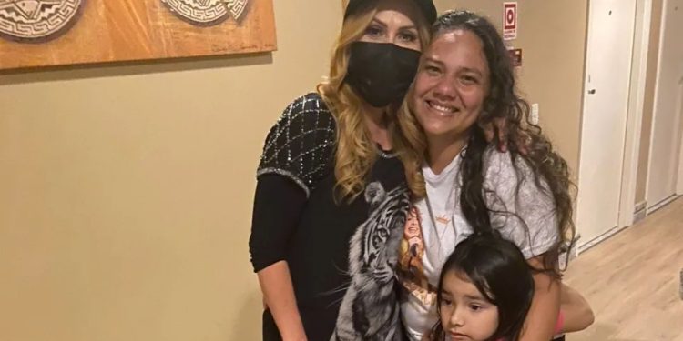 Fã da Compensa que vendeu geladeira para ir ao show da Joelma a conhece pessoalmente