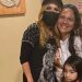 Fã da Compensa que vendeu geladeira para ir ao show da Joelma a conhece pessoalmente