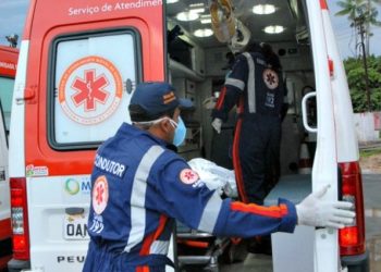 Pedinte apanha em Manaus após tentar bater em motorista parado no sinal