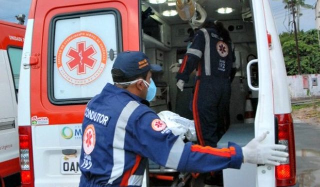 Pedinte apanha em Manaus após tentar bater em motorista parado no sinal