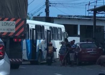 Carreta atinge ônibus na zona Norte de Manaus; colisão deixa trânsito lento