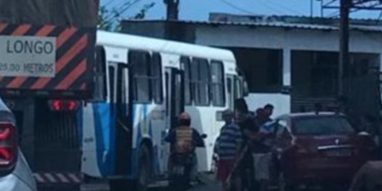 Carreta atinge ônibus na zona Norte de Manaus; colisão deixa trânsito lento