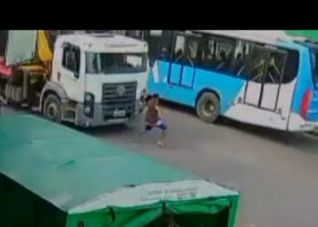 Vídeo: homem corre na frente de carreta e acaba atropelado em Manaus