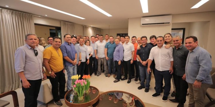 Wilson Lima reúne 35 prefeitos do interior e grupo reforça alinhamento político junto ao governador do Amazonas