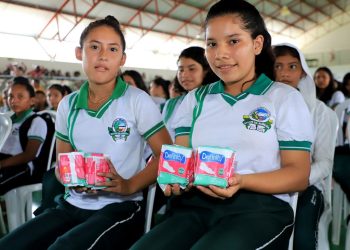 Governo do Estado entrega cerca de 10 mil absorventes para alunas da rede pública de ensino nesta segunda