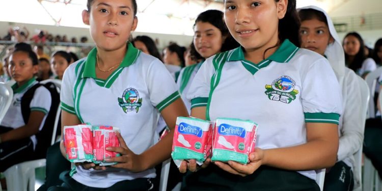 Governo do Estado entrega cerca de 10 mil absorventes para alunas da rede pública de ensino nesta segunda