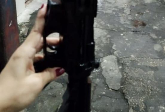 Homem tenta intimidar zona Sul de Manaus com semi metralhadora falsa