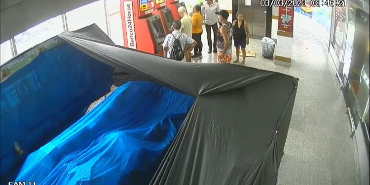 Dupla é presa na zona Oeste de Manaus trocando cartões de clientes em caixas eletrônicos