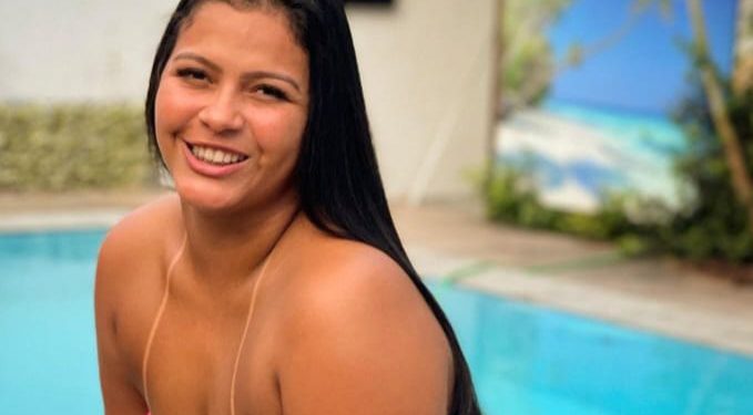 Talarica da Bemol posta foto de biquini para provar que emagreceu e seguidora debocha: ‘photoshop’