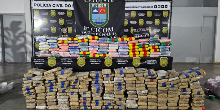 Polícia encontra 271 tabletes de maconha e dona da casa na Compensa não sabe quem deixou lá
