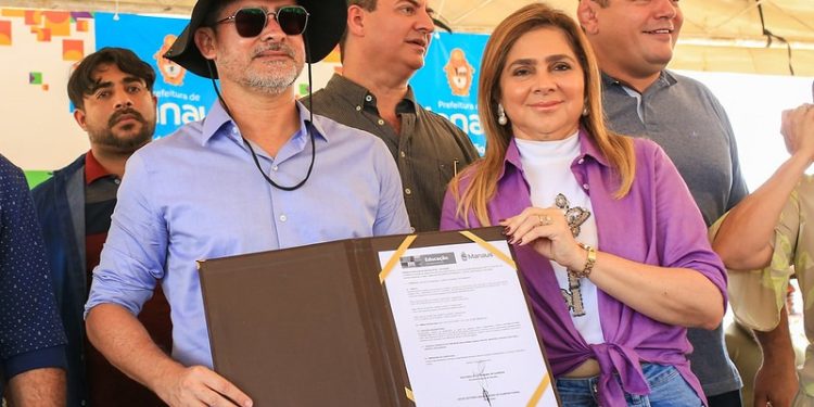 Prefeitura de Manaus anuncia gratificação para 1,4 mil servidores da Semed