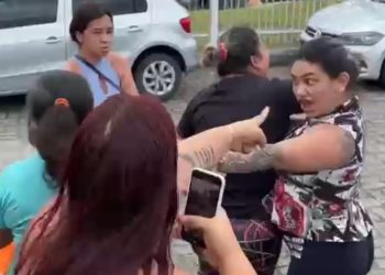 Vídeo: mulheres brigam por assassinos na porta da delegacia em Manaus
