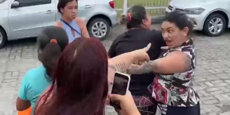 Vídeo: mulheres brigam por assassinos na porta da delegacia em Manaus