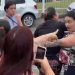 Vídeo: mulheres brigam por assassinos na porta da delegacia em Manaus