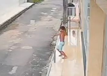 Vídeo: revoltado, menino atira pedra em ladrão no Japiim