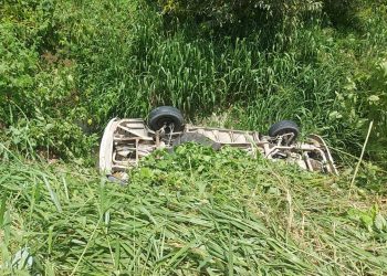 Motorista bêbado capota Kombi no Nova Cidade e crianças ficam feridas