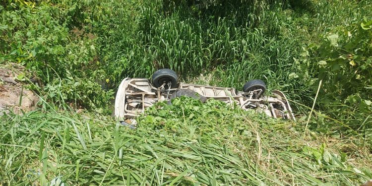 Motorista bêbado capota Kombi no Nova Cidade e crianças ficam feridas