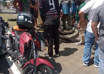 Imagens fortes: Motociclista morre atropelado por motorista de carro que foge sem prestar socorro