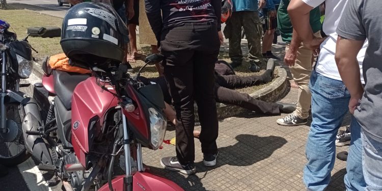 Imagens fortes: Motociclista morre atropelado por motorista de carro que foge sem prestar socorro