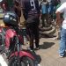 Imagens fortes: Motociclista morre atropelado por motorista de carro que foge sem prestar socorro