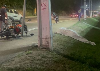 Motociclista morre na Avenida das Torres após bater em poste
