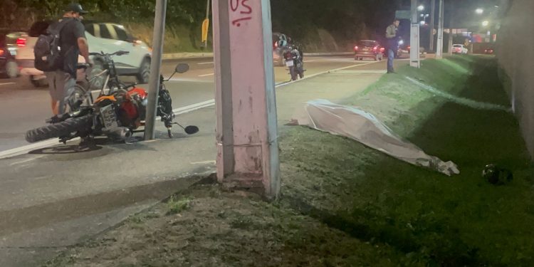 Motociclista morre na Avenida das Torres após bater em poste